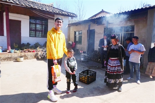 冯上好看望困难朋友(受访者供图)